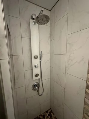 ヘアドライヤー、タオル、石鹸、トイレットペーパー