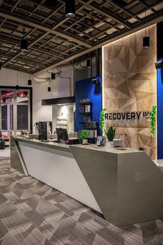 Luxe 2BR Loft Retreat: Private Terrace & Free Gym