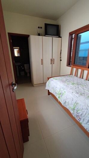 1 bedroom, WiFi - Little house in the back of Madruga's residence (Palhoça)