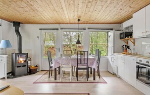 Fridge, microwave, stovetop, dishwasher - Lovely home in Hadsund with WiFi (Hadsund)