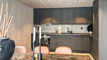 Frigorífic, rentaplats i cafetera i tetera