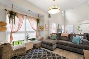 TV connectée, cheminée, jeux vidéo, table de tennis de table