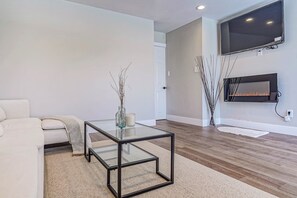 Smart TV, fireplace