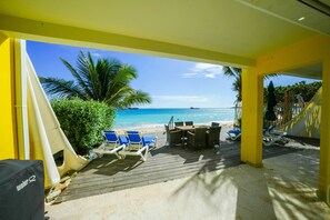 Outdoor dining - Cocos Beachfront Breeze (Simpson Bay)