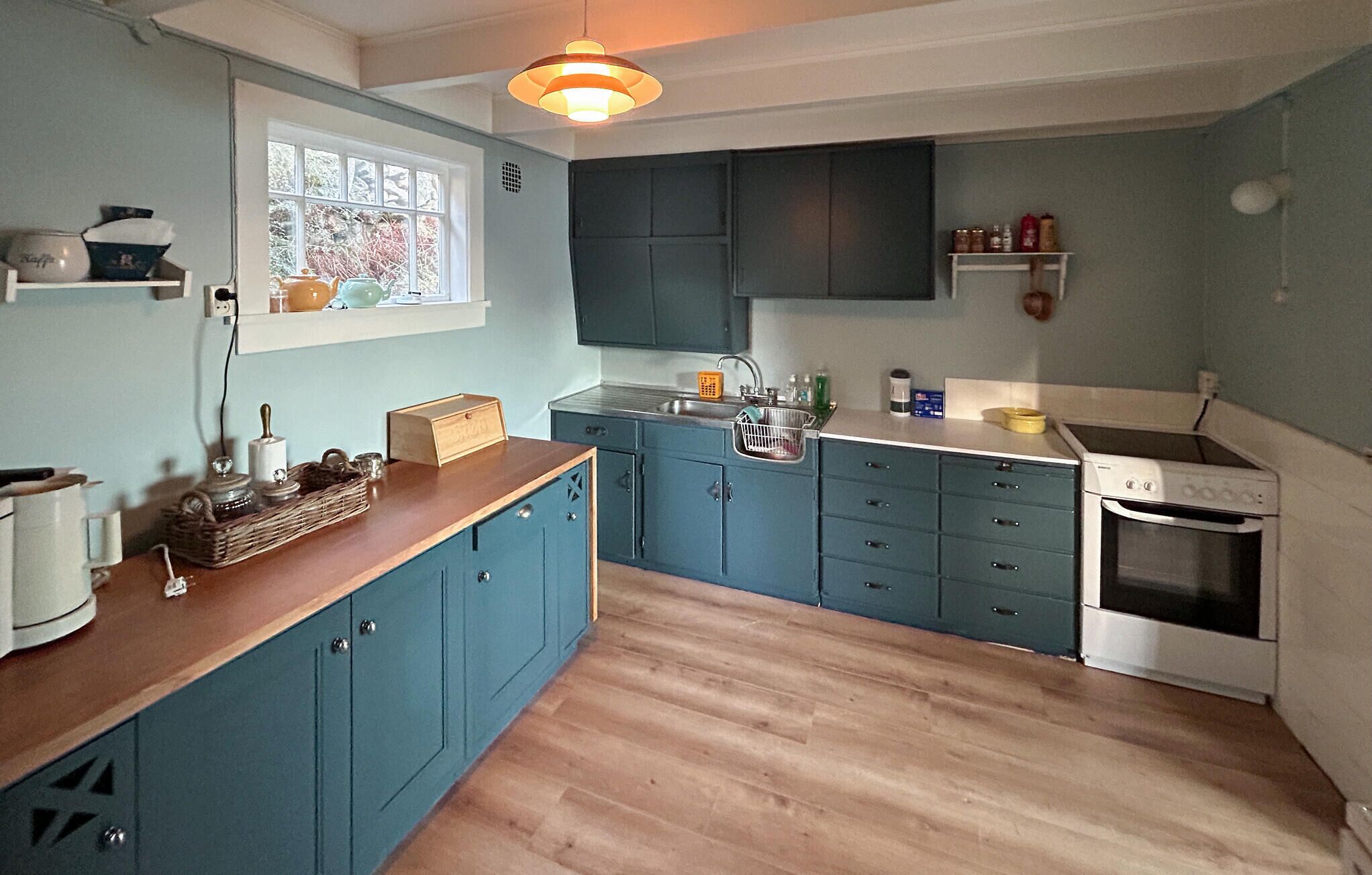 Fridge, oven, stovetop, coffee/tea maker