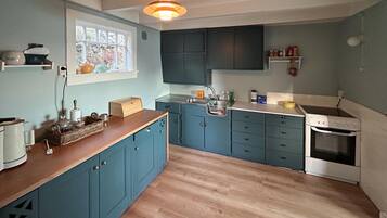 Fridge, oven, stovetop, coffee/tea maker