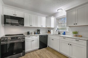 Fridge, microwave, oven, stovetop - Happy Home! Freshly Renovated! Fun Games! (Fayetteville)