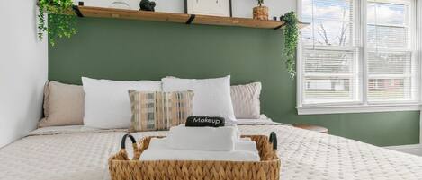 3 habitaciones, escritorio, tabla de planchar con plancha y wifi gratis