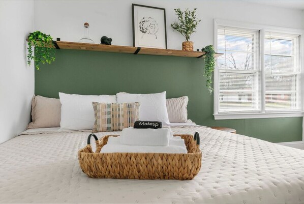 3 bedrooms, desk, iron/ironing board, free WiFi - Happy Home! Freshly Renovated! Fun Games! (Fayetteville)