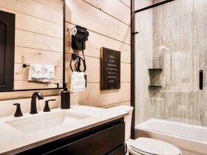 Een douche, een haardroger, handdoeken