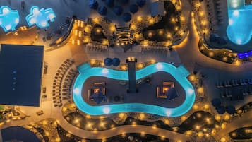 2 kolam renang indoor dan sebuah kolam renang air hangat