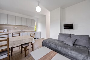TV, fireplace - 1 bedroom gorgeous apartment in Zlarin (Zlarin)