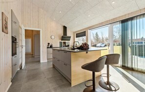 Fridge, oven, stovetop, dishwasher - 4 bedroom pet-friendly home in Ebeltoft (Ebeltoft)