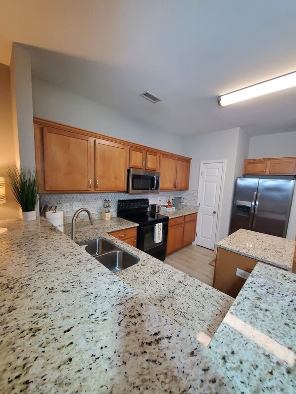 Fridge, microwave, oven, stovetop - Stylish 2-bedroom townhome near Duke & Local Hospitals (Durham)