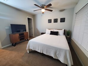 2 bedrooms, desk, iron/ironing board, free WiFi - Stylish 2-bedroom townhome near Duke & Local Hospitals (Durham)