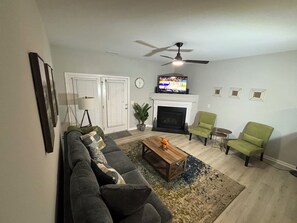 Smart TV, fireplace, books - Stylish 2-bedroom townhome near Duke & Local Hospitals (Durham)