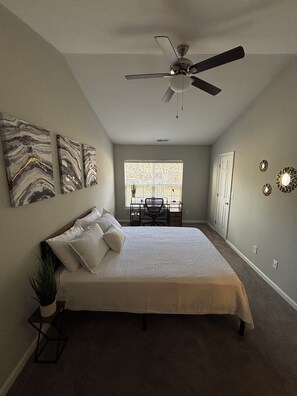 2 habitaciones, escritorio, tabla de planchar con plancha y wifi gratis