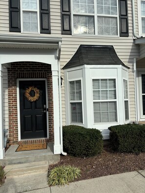 Exterior detail - Stylish 2-bedroom townhome near Duke & Local Hospitals (Durham)