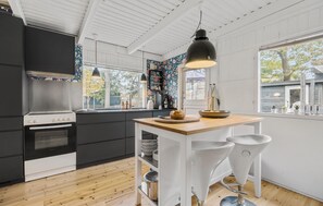 Kjøleskap, oppvaskmaskin og kaffetrakter/tekoker