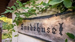 A wooden sign with carved text, surrounded by green ivy. - 2 bedroom awesome home in Haarby (Haarby)