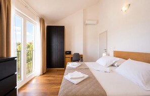 Bed - 3 bedroom beautiful home in Sutivan (Sutivan)