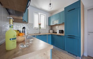 Fridge, microwave, dishwasher, cookware/dishes/utensils