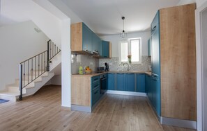 Fridge, microwave, dishwasher, cookware/dishes/utensils