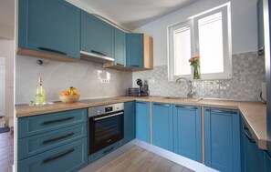 Fridge, microwave, dishwasher, cookware/dishes/utensils