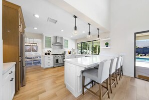 Fridge, microwave, oven, stovetop - Sunset Cliffs Spectacular Oceanfront Villa (San Diego)