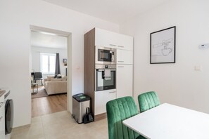 Comfort-huoneisto, useita sänkyjä, tupakointi kielletty, keittiö | Ylelliset vuodevaatteet, tallelokero huoneessa, pimennysverhot