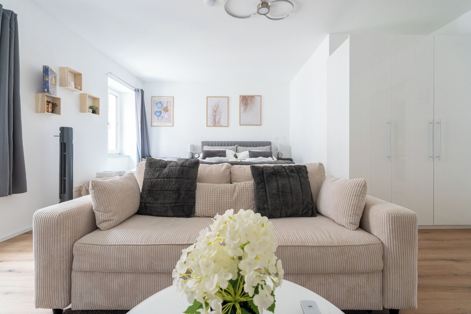 Comfort-Apartment, Mehrere Betten, Nichtraucher, Küche | Wohnbereich | 43-Zoll-Smart-TV mit Digitalempfang, Netflix, Streaming-Dienste