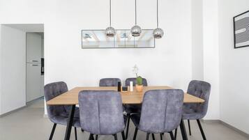 Familienapartment, Mehrere Betten, Nichtraucher, Küche | Essbereich im Zimmer