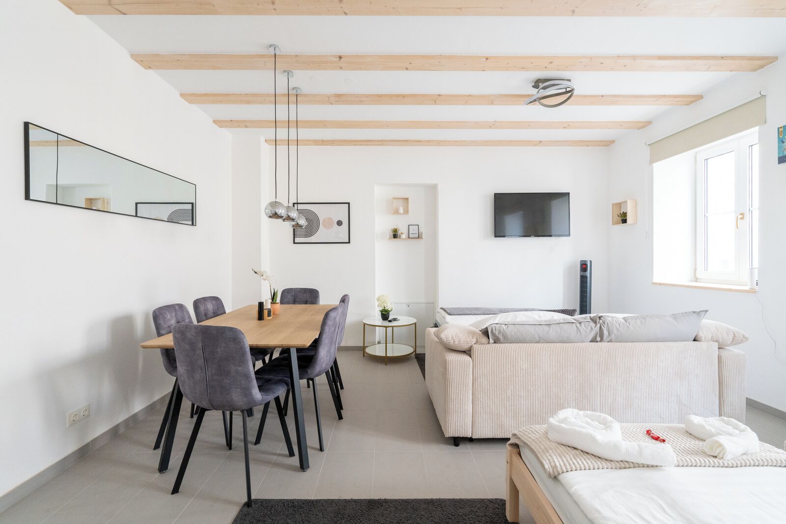 Familienapartment, Mehrere Betten, Nichtraucher, Küche | Wohnbereich | 43-Zoll-Smart-TV mit Digitalempfang, Netflix, Streaming-Dienste