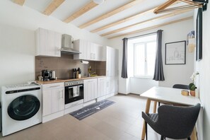 Superior appartement, 1 kingsize bed met slaapbank, niet-roken, keuken | Privékeuken | Een koelkast, een oven, een kookplaat, een vaatwasser