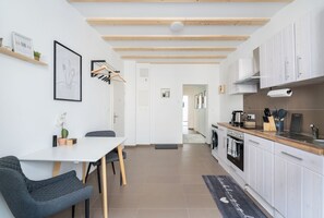 Superior-huoneisto, 1 suuri parisänky ja vuodesohva, tupakointi kielletty, keittiö | Yksityinen keittiö | Jääkaappi, uuni, liesi, astianpesukone