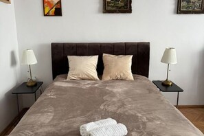 1 habitación, tabla de planchar con plancha, wifi y ropa de cama 