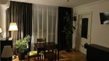 1 habitación, tabla de planchar con plancha, wifi y ropa de cama