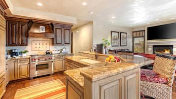 Studio (2 Bedrooms) | Private kitchen | Microwave, oven, coffee/tea maker, electric kettle