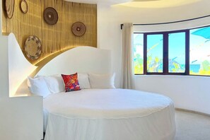 13 makuuhuonetta, työpöytä, silitysrauta/-lauta, vauvan matkasänky