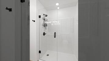 Een douche, een haardroger, handdoeken, zeep