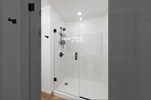 Een douche, een haardroger, handdoeken, zeep