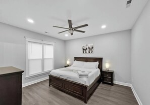 5 bedrooms, iron/ironing board, WiFi, bed sheets - Heart of Kentucky Home! Ideal Location (Louisville)