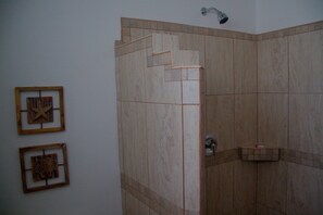 Een douche, handdoeken