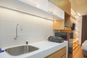 Studio Deluxe | Cuisine privée | Réfrigérateur, surface de cuisson, cuiseur à riz
