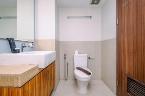 Deluxe Apartment | Bathroom | Shower, towels, soap, shampoo