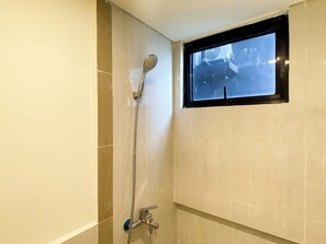 Apartamento luxo | Banheiro | Chuveiro, produtos de toalete grátis, toalhas de banho, sabonete