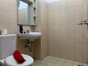 Appartement Deluxe | Salle de bain | Douche, articles de toilette gratuits, serviettes fournies, savon