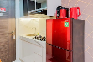 Fridge, stovetop, rice cooker - Comfort Stay And Homey Studio Amazana Serpong Apartment (South Tangerang)