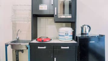 Deluxe Studio | Private kitchen | Mini-fridge, stovetop, rice cooker, dining tables