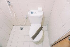 Studio Deluxe | Salle de bain | Douche, articles de toilette gratuits, serviettes fournies, savon
